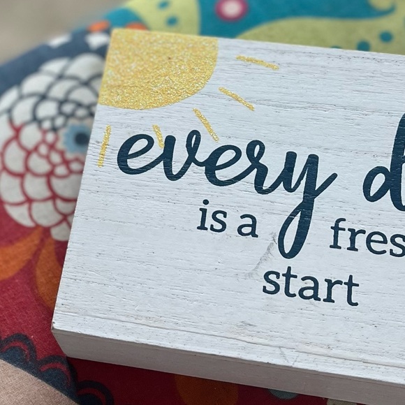 3/13💄EVERY DAY IS A FRESH START + sunshine white wooden plaque decor - Picture 2 of 7